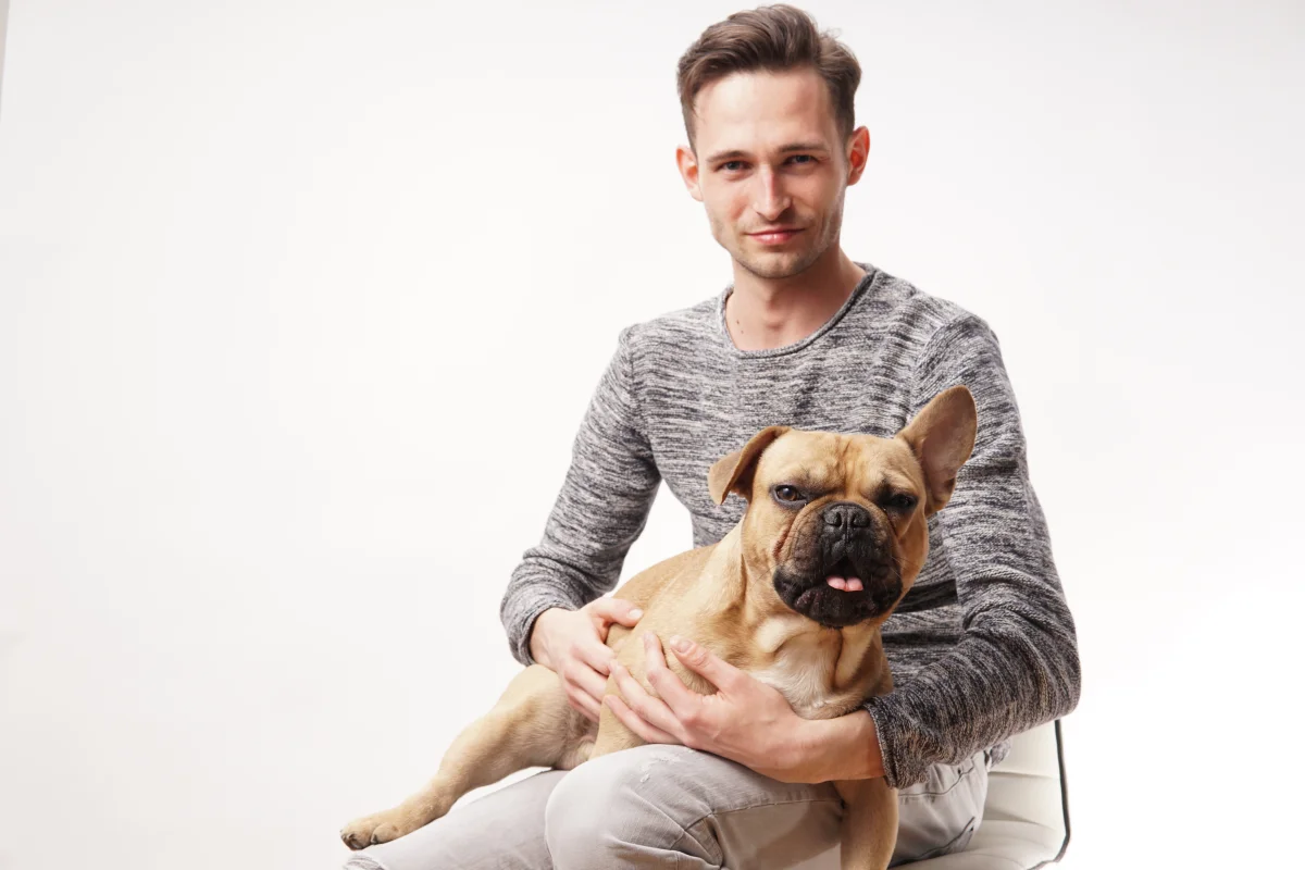 Prince Said Mehmedagic mit seiner französischen Bulldogge Louis